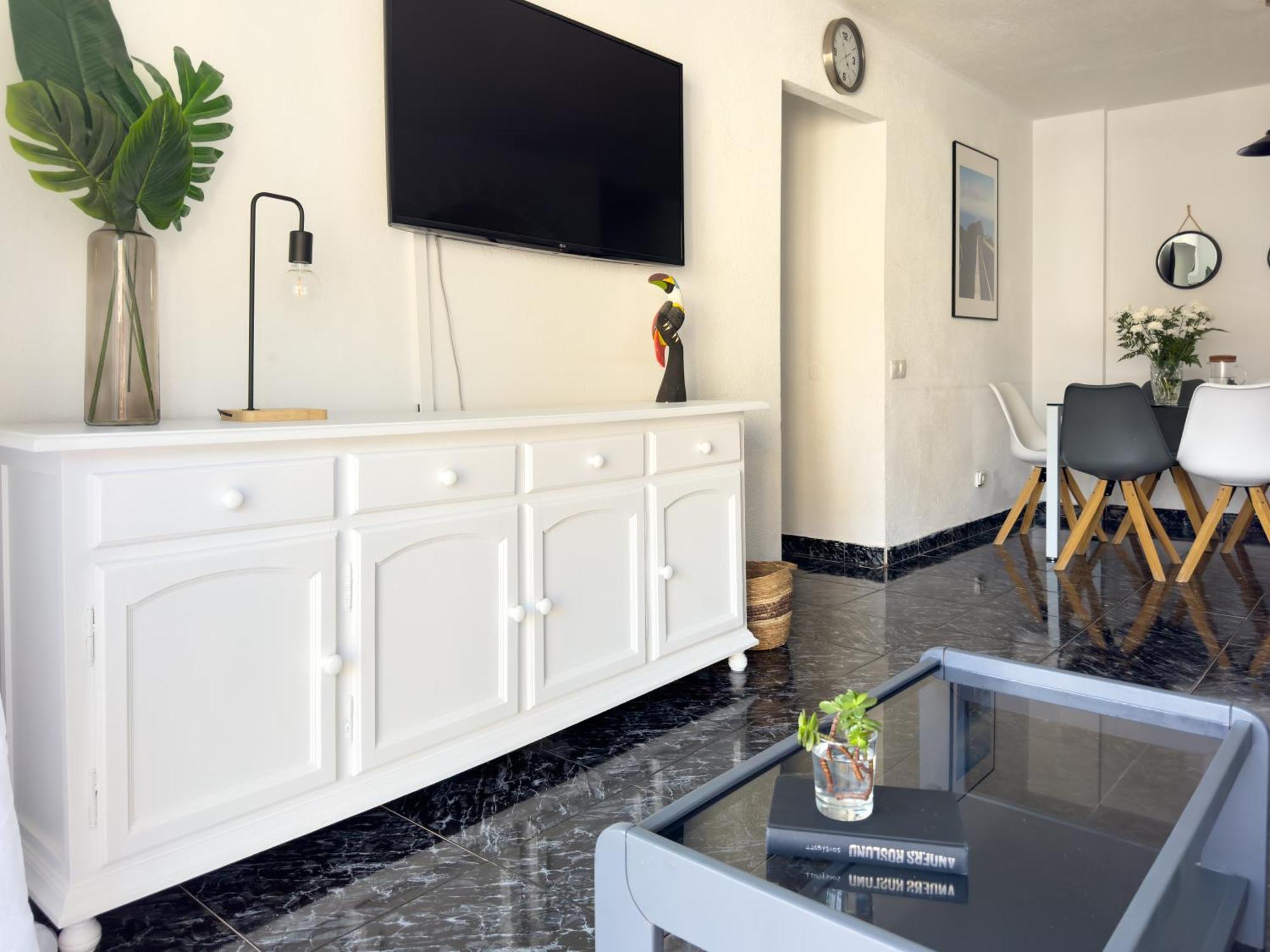 Amazing 3-bedroom Apartment. Pool And Sea View! Los Cristianos (Tenerife)