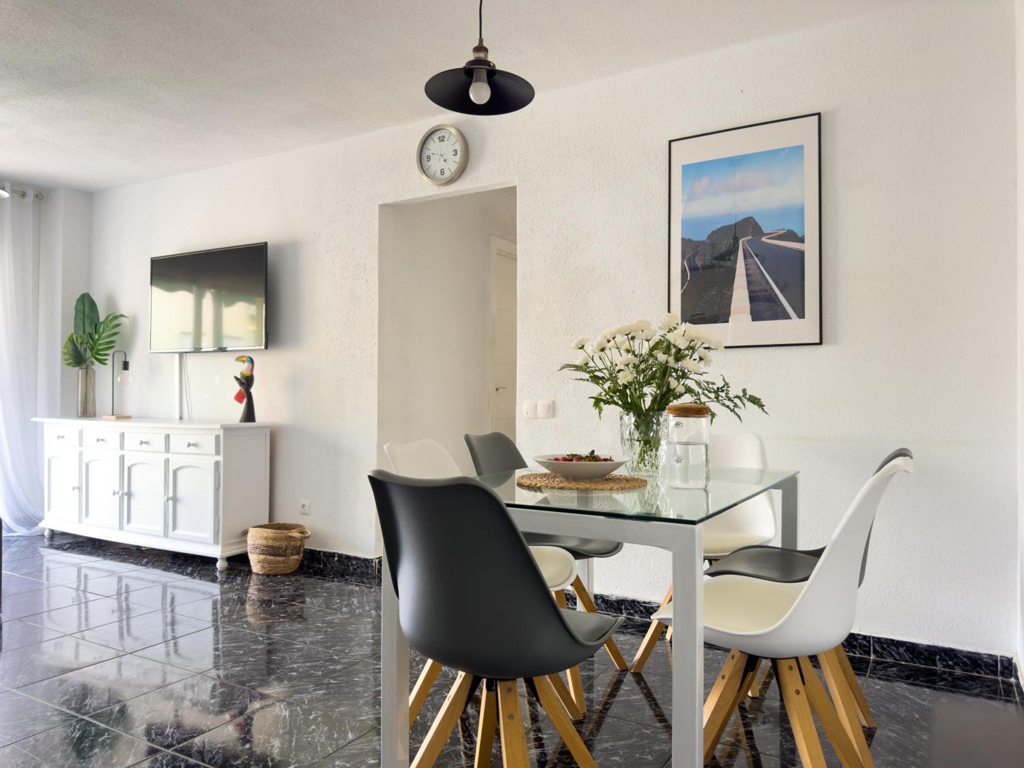 Amazing 3-bedroom Apartment. Pool And Sea View! Los Cristianos (Tenerife)
