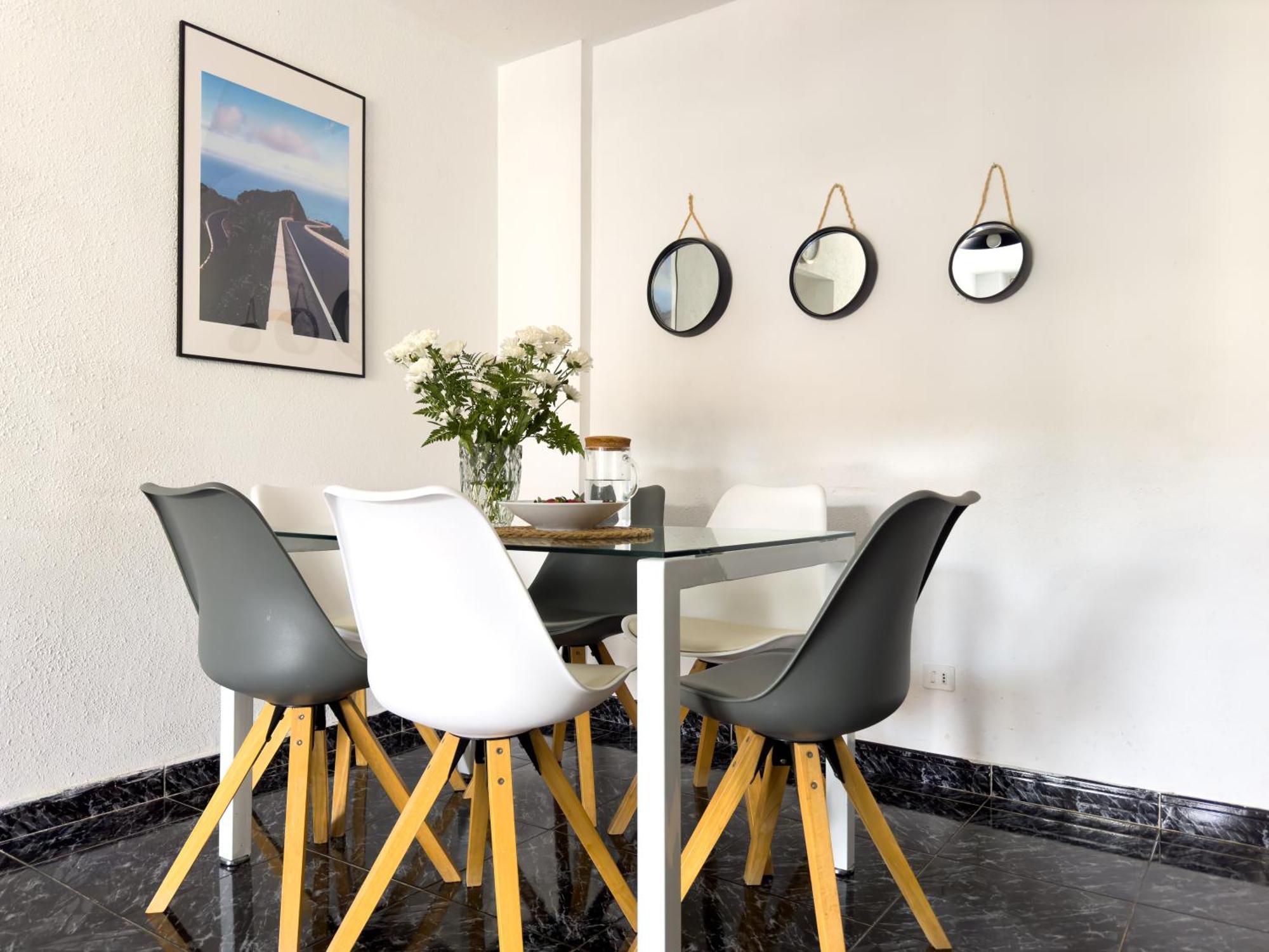 Amazing 3-bedroom Apartment. Pool And Sea View! Los Cristianos (Tenerife)