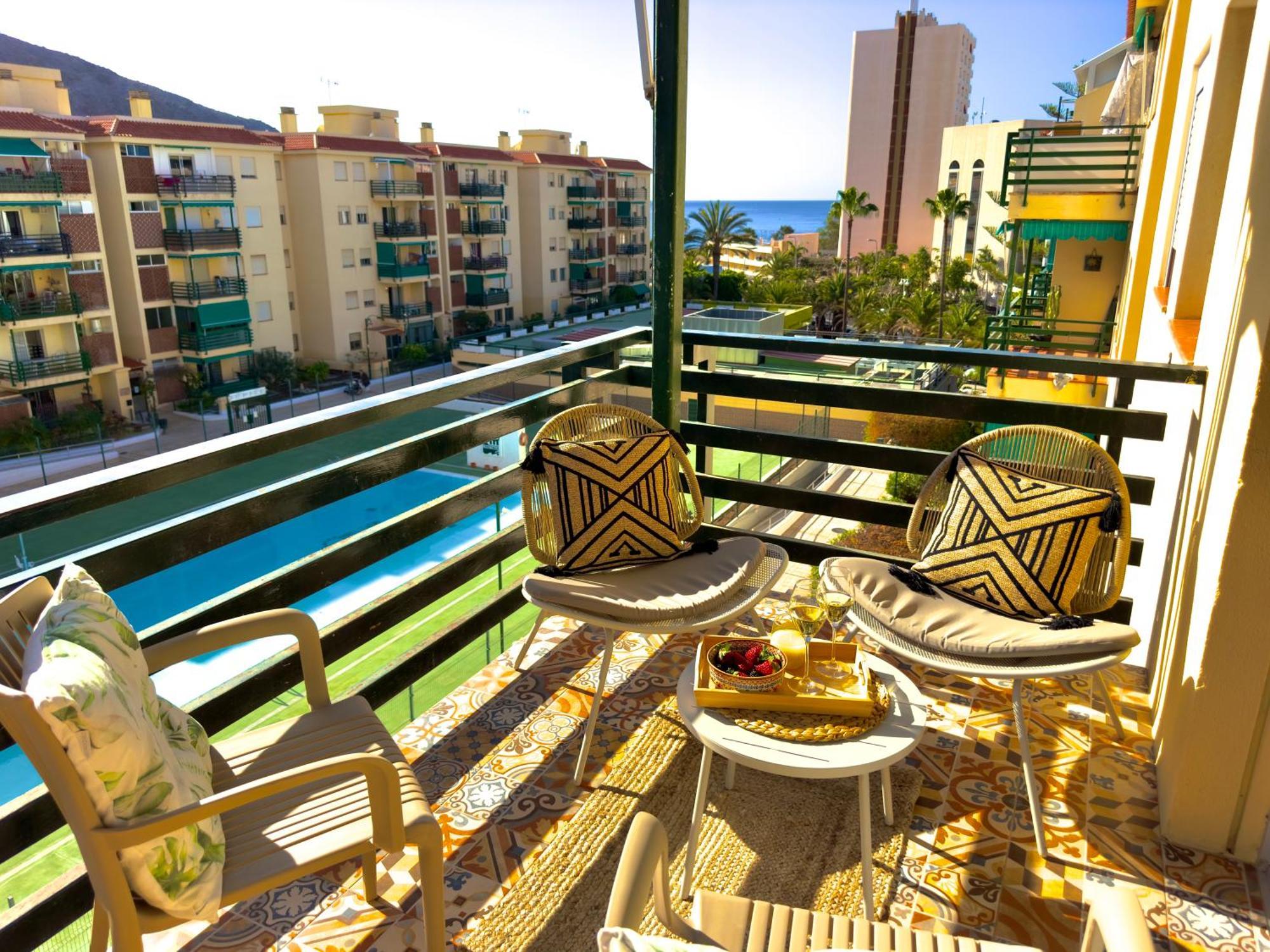 Apartment Amazing 3-bedroom Apartment. Pool And Sea View! Los Cristianos (Tenerife)